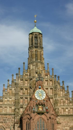 Vorderseite der Frauenkirche in Nürnberg, Deutschland