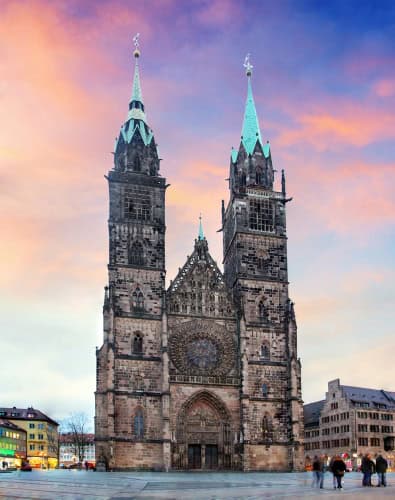 Blick auf die St. Lorenz Kirche in Nürnberg im Abendlicht