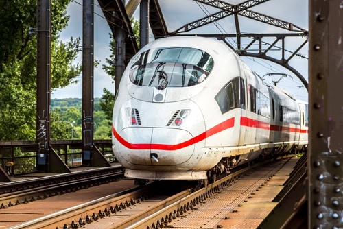 Frontansicht eines ICE der Deutschen Bahn auf einer Brücke
