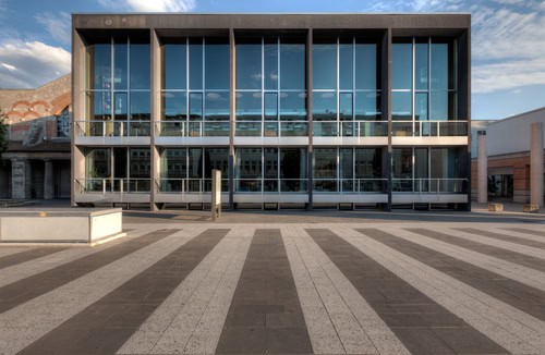 Ansicht der Glasfassade des Germanischen Nationalmuseums in Nürnberg