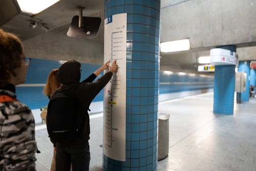 U-Bahn-Station in Nürnberg, zwei Frauen orientieren sich an einem Netzplan