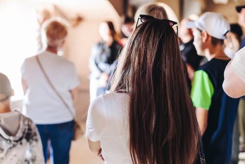 Rückansicht einer Reisegruppe bei einer Museumsführung
