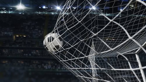 Fußball fliegt in das Tornetz, abendliche Stimmung