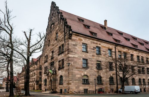 Außenansicht des Justizgebäudes in Nürnberg