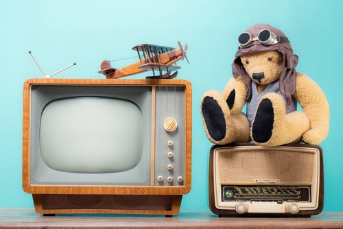 Retro Spielzeug, Fernseher, Flugzeug, Teddybär und Radio, nostalgisch